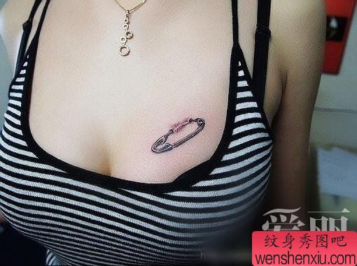 小清新胸部别针文身作品