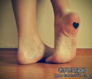小清新脚底心形文身作品