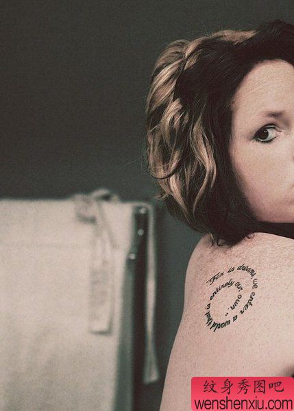 小清新背部圆形字母文身作品