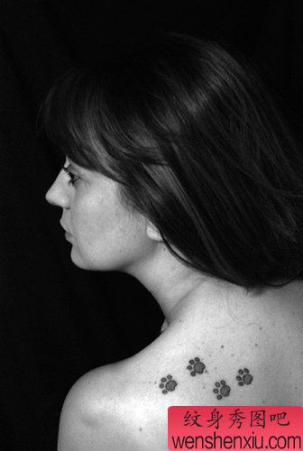 小清新背部脚印文身作品