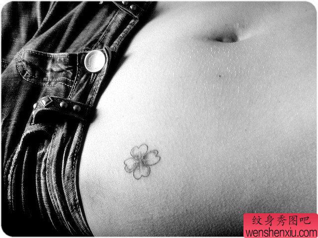 小清新腰部四叶草文身作品