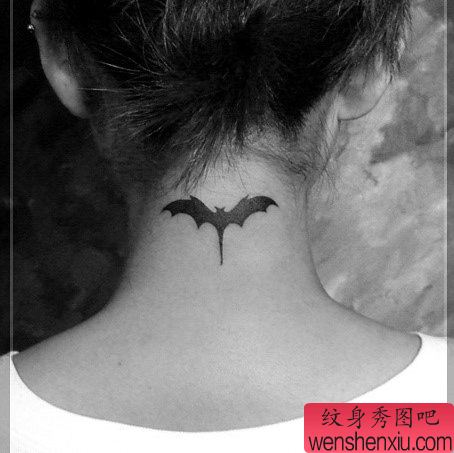 小清新颈部蝙蝠文身作品