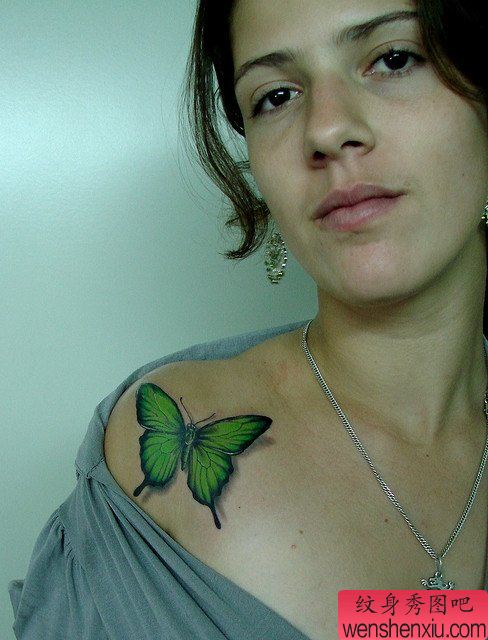 小清新女人肩部蝴蝶文身作品