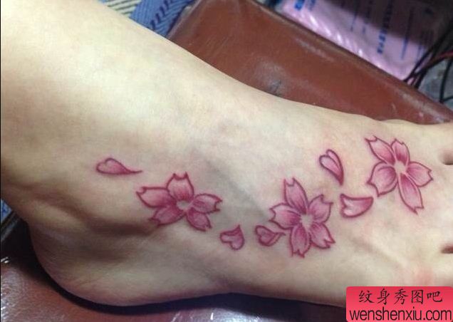 一幅脚背樱花纹身图案图案纹身秀图吧推荐
