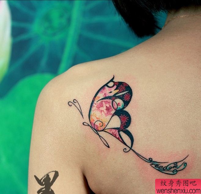 一幅背部蝴蝶纹身图片