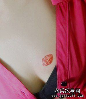 纹身秀图吧推荐一幅性感胸部嘴唇纹身图案