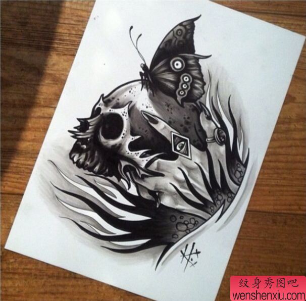 一幅骷髅手稿纹身图案