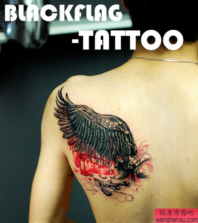 一幅背部骷髅翅膀纹身图案