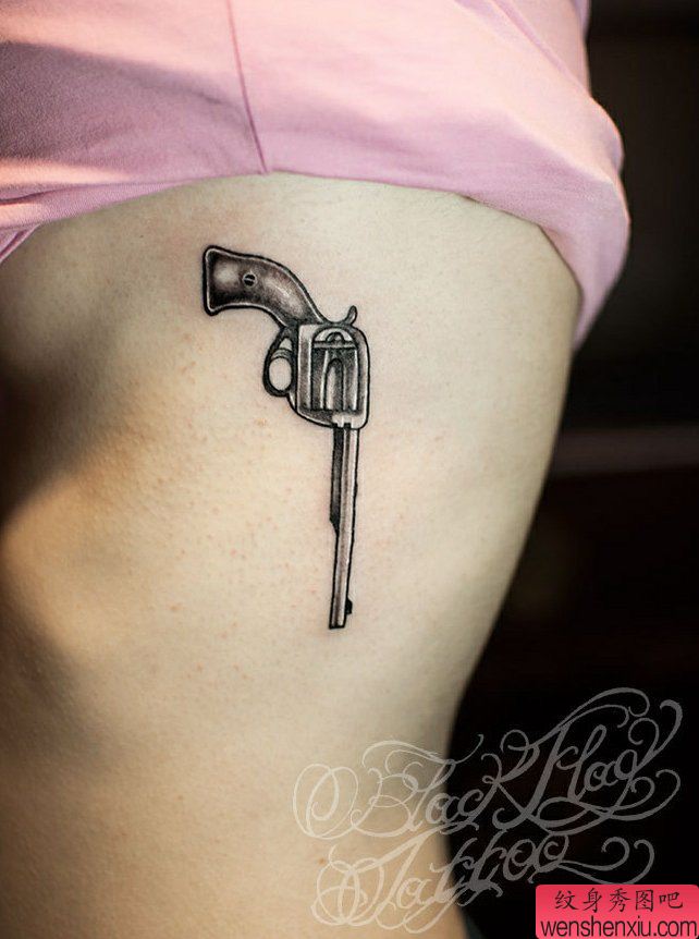 纹身秀图吧推荐一幅侧腰手枪纹身图案