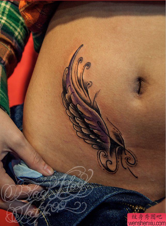 一幅腹部翅膀纹身图案