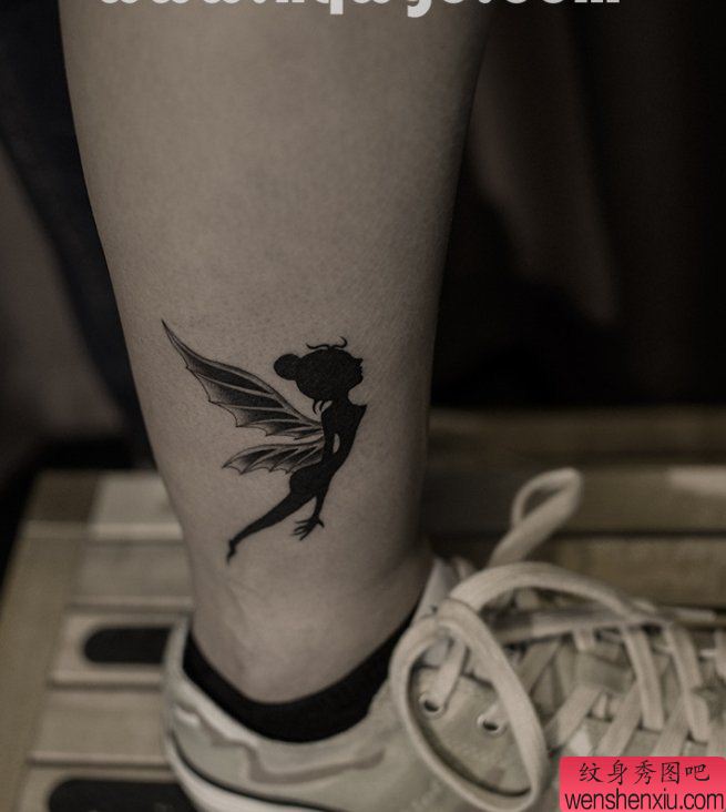一幅脚踝天使纹身图案