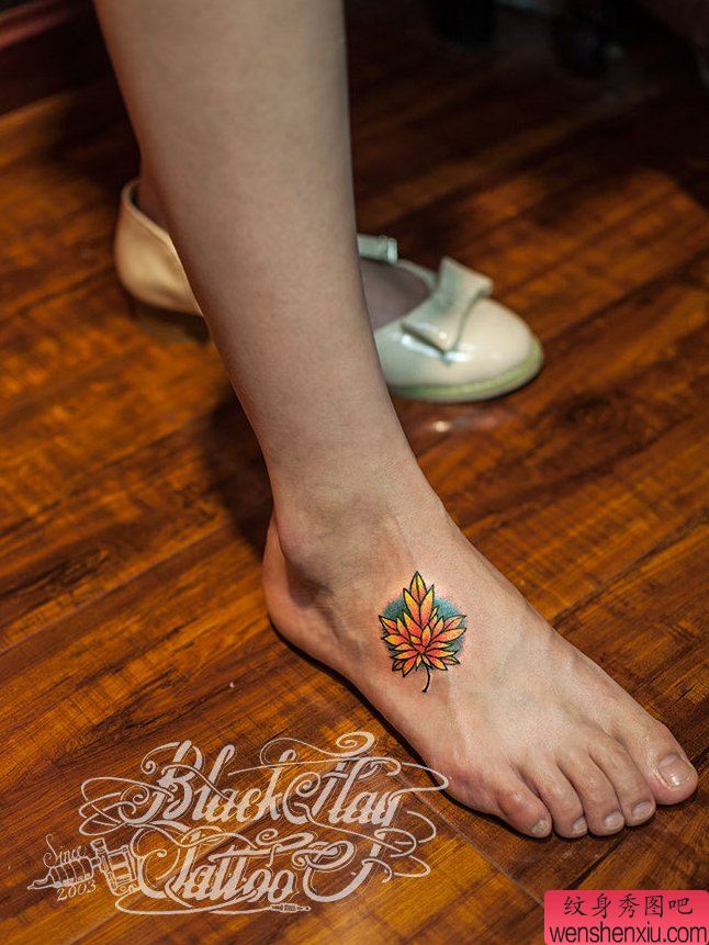 纹身秀图吧分享一幅脚背枫叶纹身图案