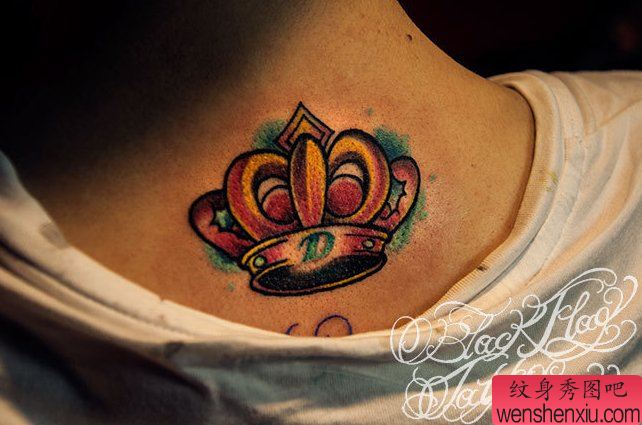 纹身秀图吧分享一幅小清新颈部皇冠纹身图案