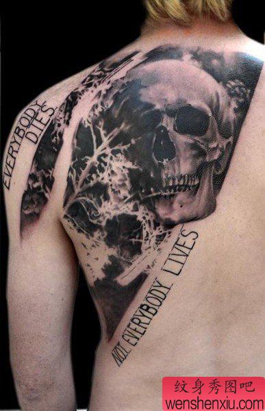 纹身秀图吧推荐一幅肩部骷髅头字母纹身图案