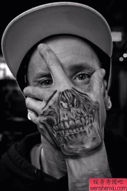 纹身秀图吧推荐一幅个性手臂骷髅头纹身图案