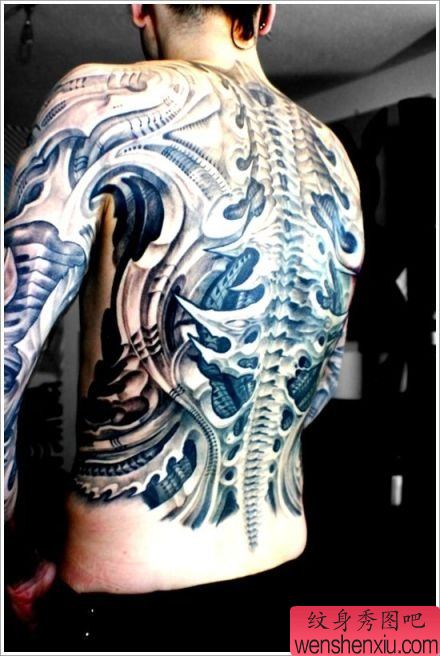 一幅满背机械纹身图案