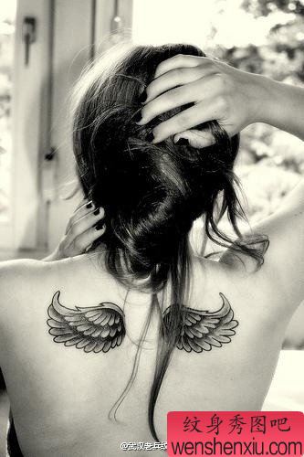 女人肩部翅膀纹身图案