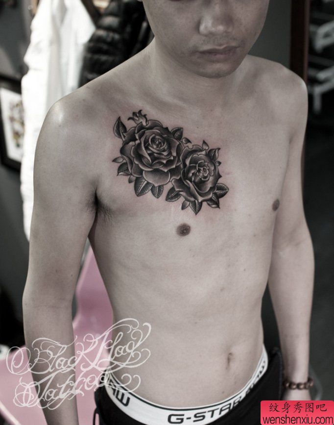 一幅前胸玫瑰花纹身图案