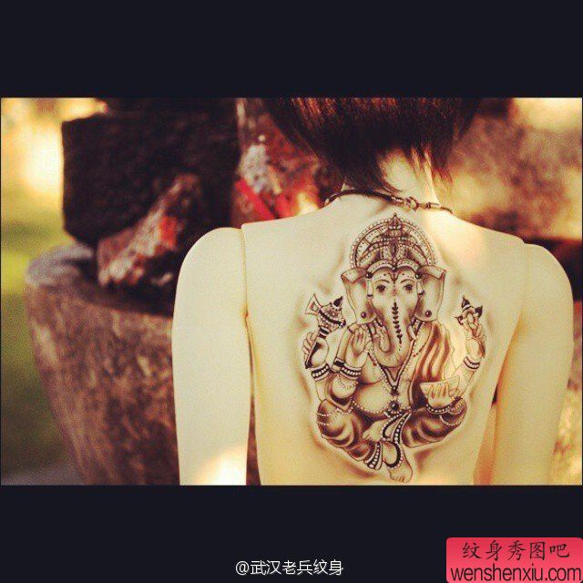 一幅背部象神纹身图案