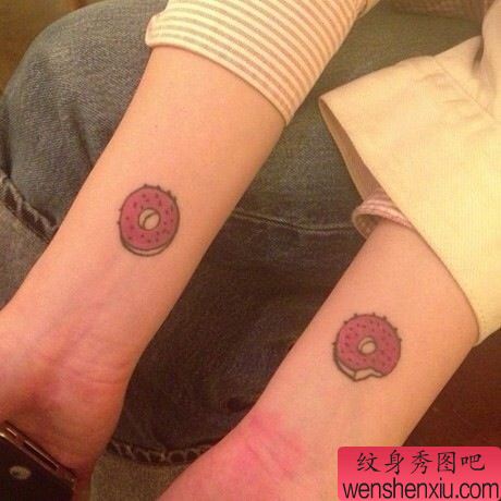 纹身秀图吧推荐一幅情侣卡通面包纹身图案