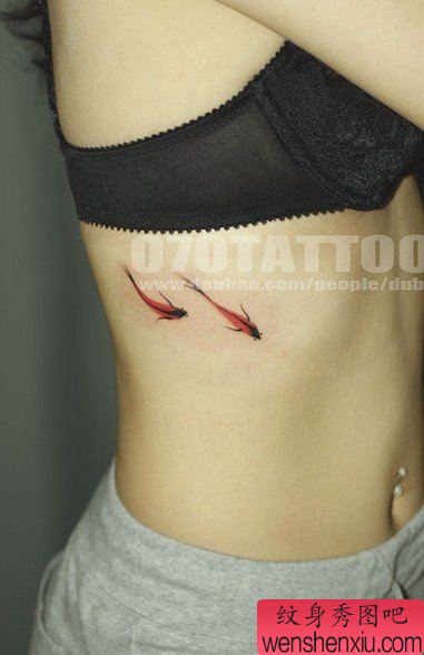 侧腰彩色金鱼纹身图案