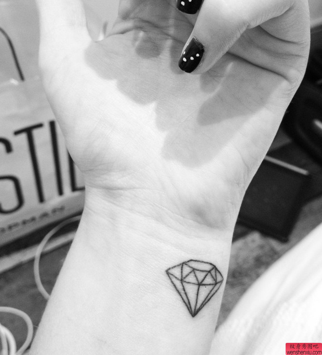 一幅手臂小清新钻石纹身图案