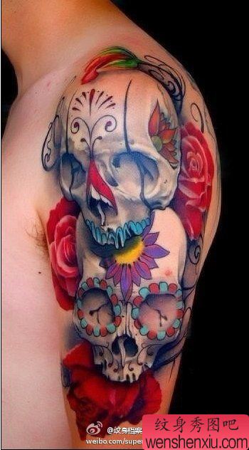 纹身秀图吧推荐一幅大臂骷髅头玫瑰花纹身图案