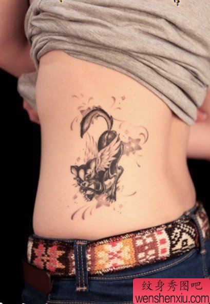 一幅侧腰猫纹身图案