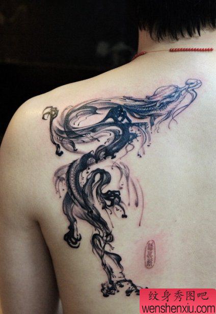 一幅后背龙图案