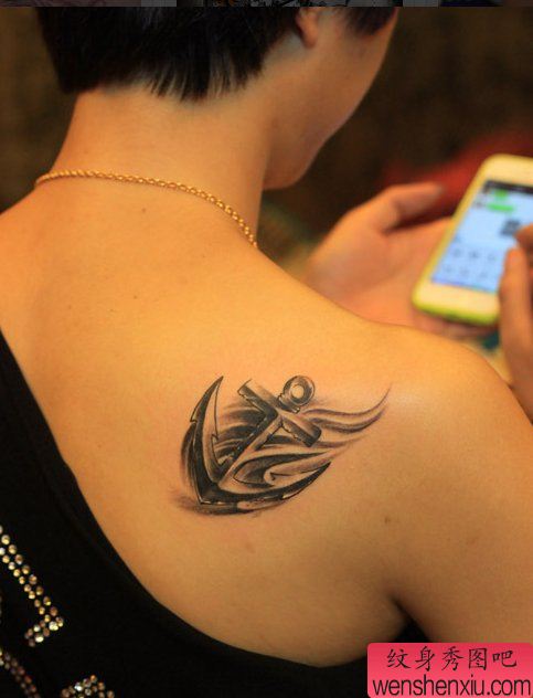一幅背部船锚纹身图案