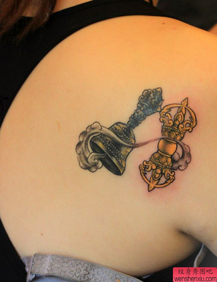 背部法器金刚杵纹身图案