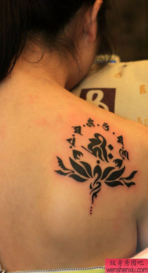 一幅背部梵文莲花纹身图案