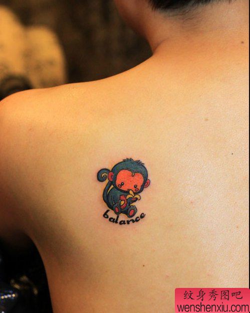 纹身秀图吧推荐一幅女人背部卡通猴子纹身图案