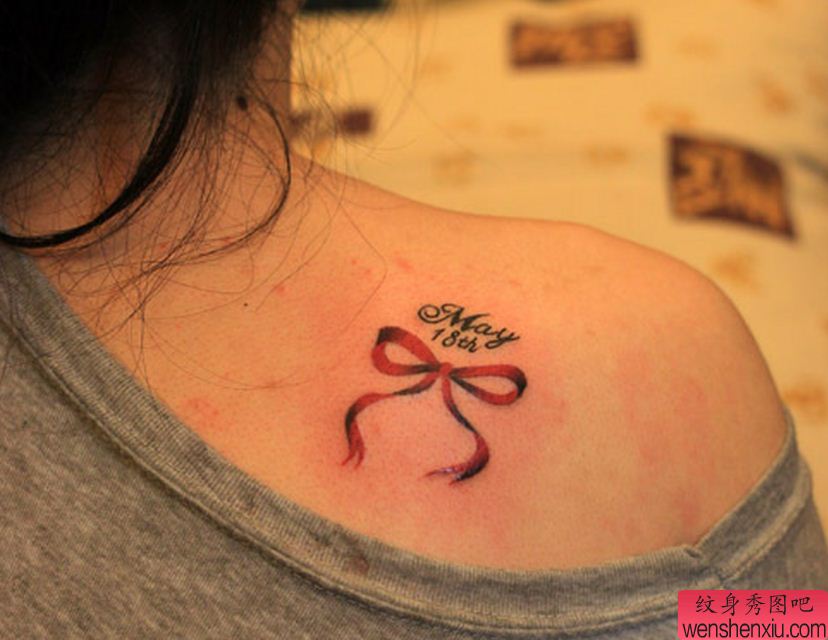 纹身秀图吧推荐一幅女人肩背小清新蝴蝶结纹身图案