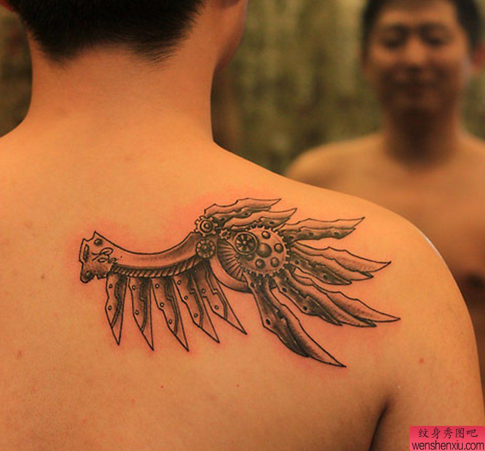 纹身秀图吧推荐一幅背部机械翅膀纹身图案