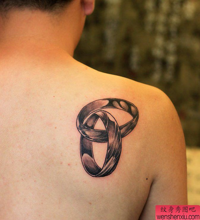 一幅背部戒指纹身图案