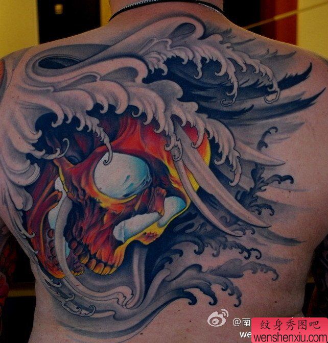 背部骷髅浪花纹身图案