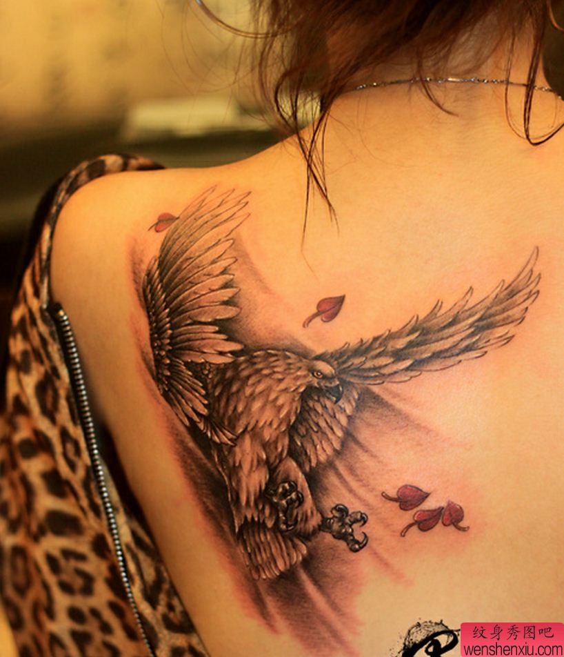 纹身秀图吧推荐一幅女人背部老鹰纹身图案