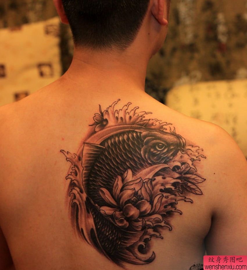 纹身秀图吧推荐一幅背部鲤鱼莲花纹身图案