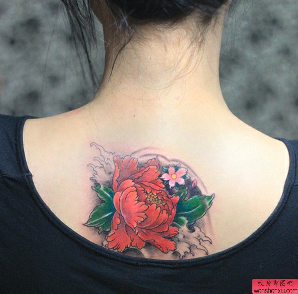 一幅背部牡丹花纹身图案