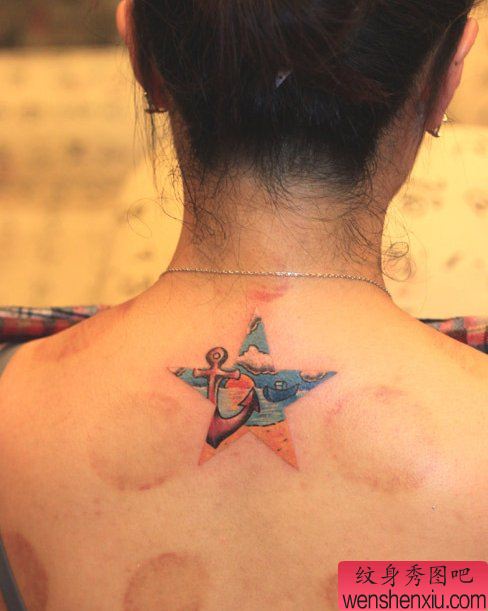 纹身秀图吧推荐一幅背部五角星纹身图案