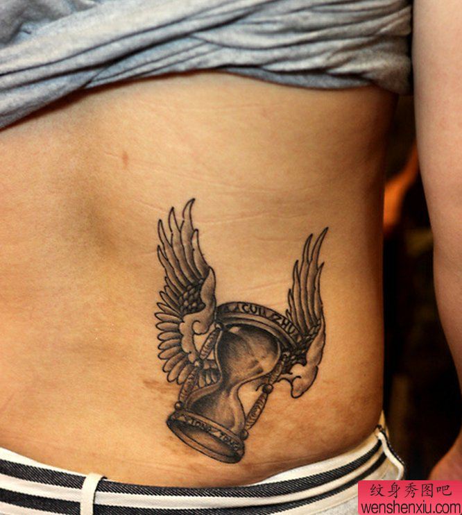 一幅腰部沙漏翅膀纹身图案