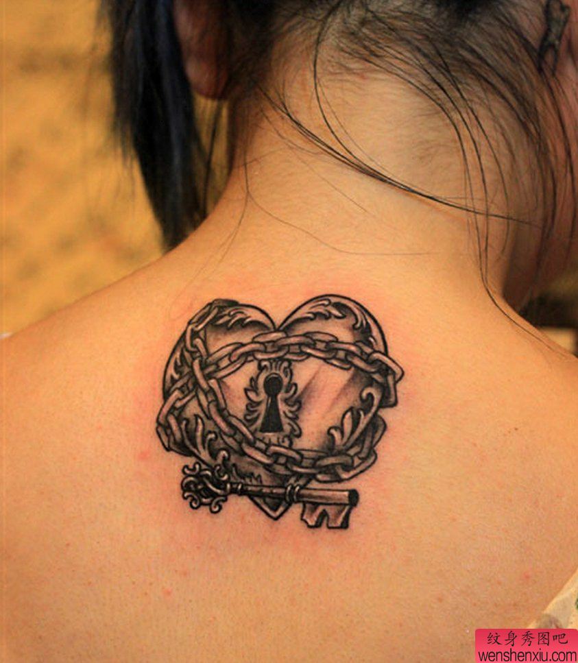 一幅背部锁钥匙纹身图案纹身秀图吧推荐