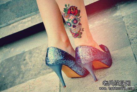 纹身秀图吧推荐一幅小腿骷髅头玫瑰花纹身图案