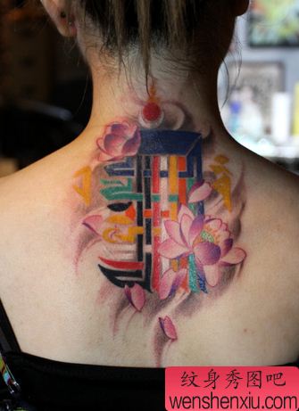 一幅背部颈部梵文莲花纹身图案