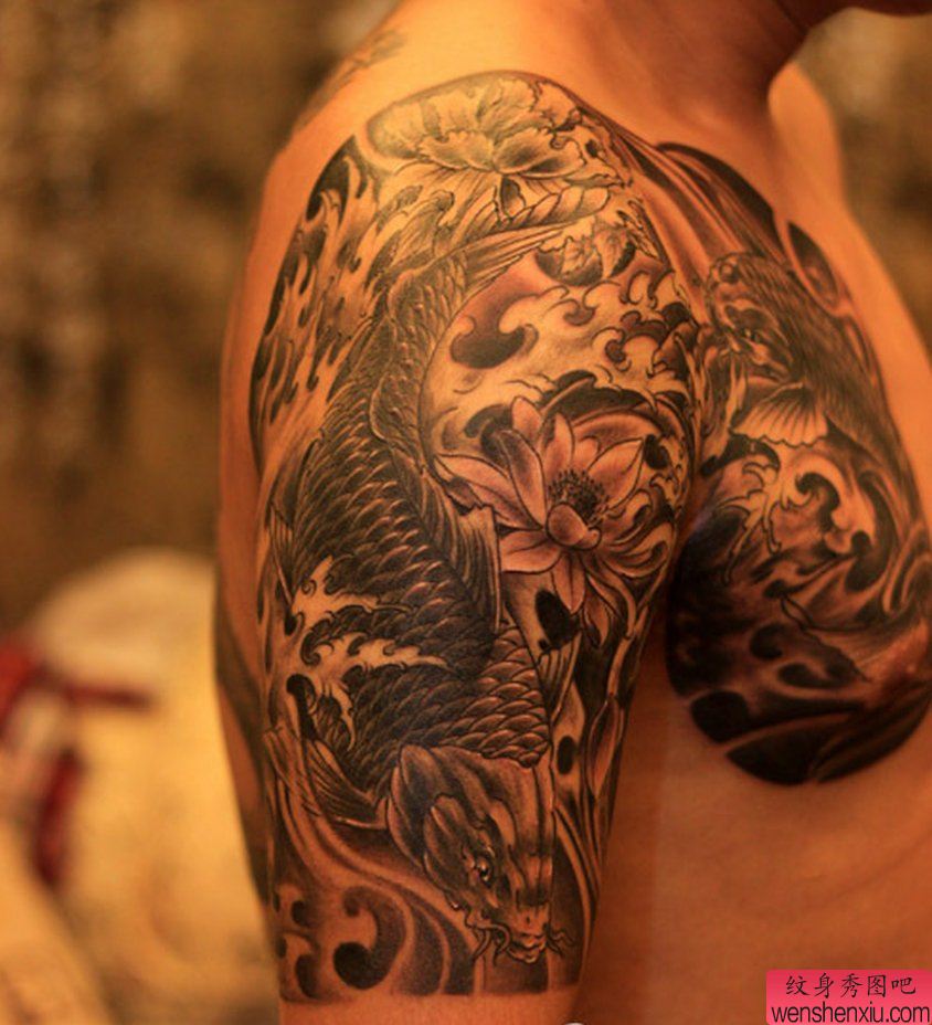 半胛鲤鱼莲花纹身图案