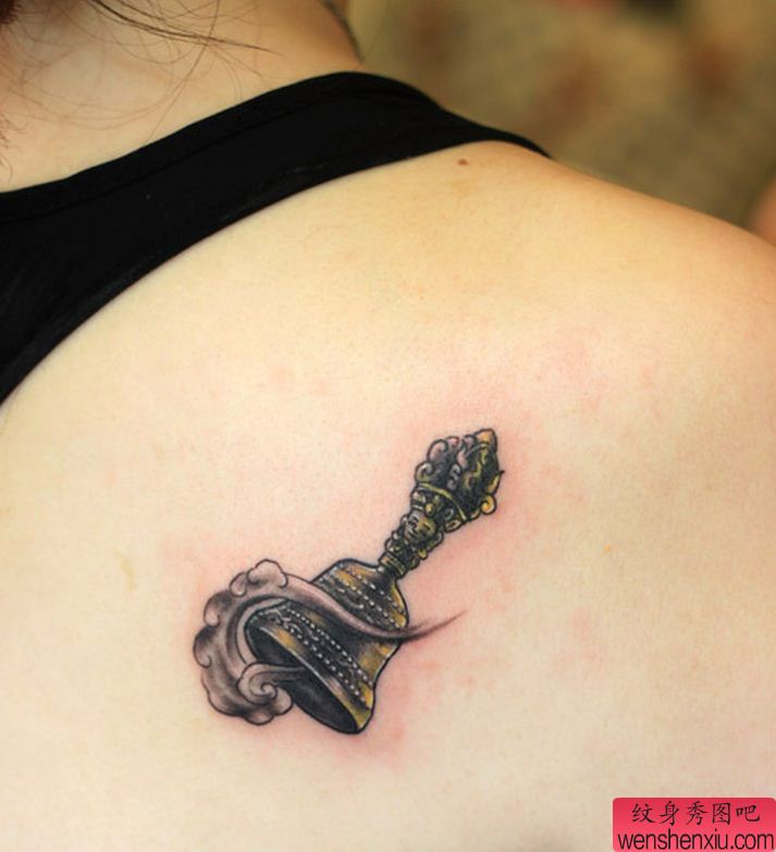 纹身秀图吧推荐一幅背部法器纹身图案
