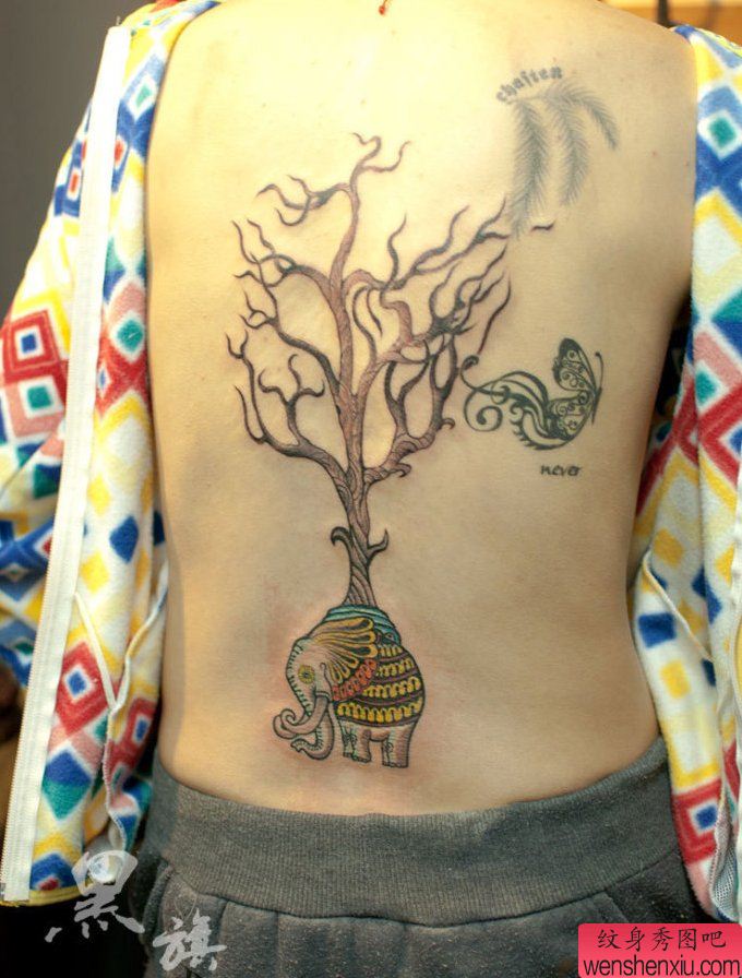 背部大象树蝴蝶纹身图案