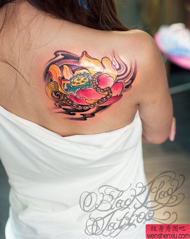 一幅背部彩色莲花纹身图案