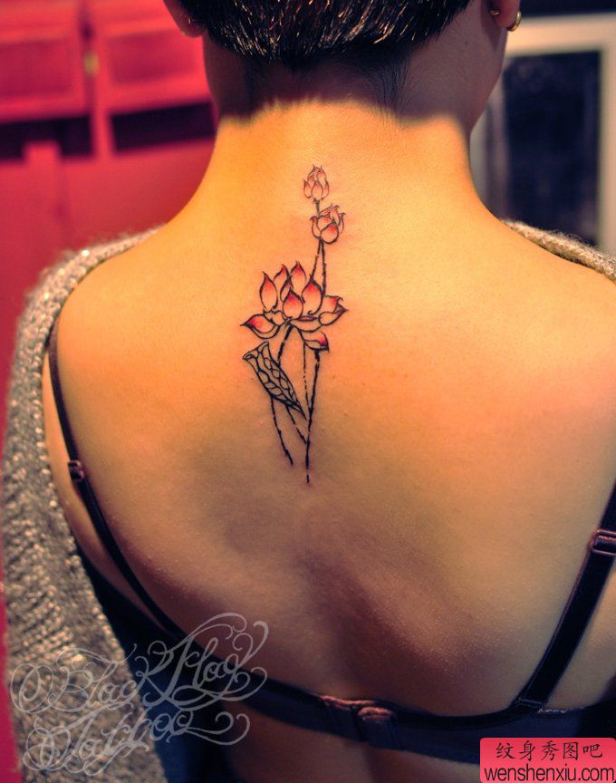 纹身秀图吧推荐一幅颈部莲花纹身图案
